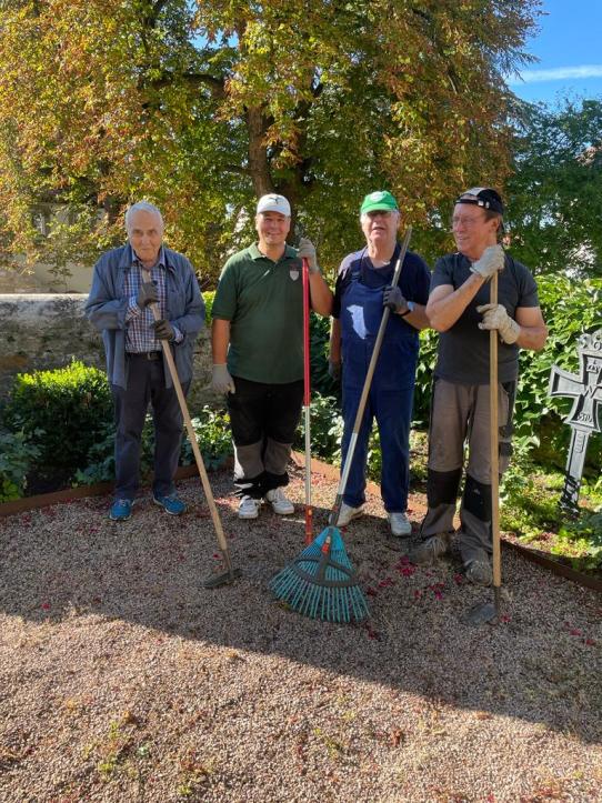 Volontäre im Einsatz auf dem Friedhof