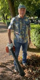 Volontär mit dem Laubbläser