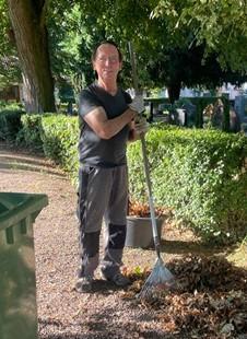 Volontär entfernt Laub