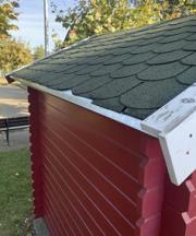 Repariertes Dach am Holzhäuschen „Bouleplatz“