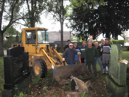„Volontäre für Albig“ - Pflegearbeiten vor Allerheiligen mit Radlader