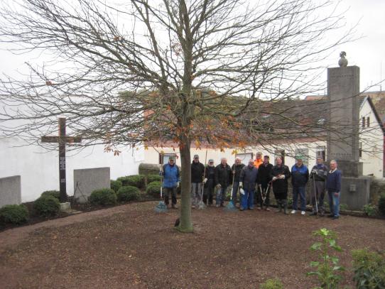 Die „Volontäre“ kümmern sich um die Pflege des Ehrenmals für die Vermissten und Gefallenen der Weltkriege