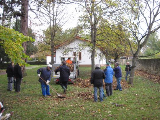 Laubbeseitung auf dem Kirchhof der evangelischen Kirchengemeinde