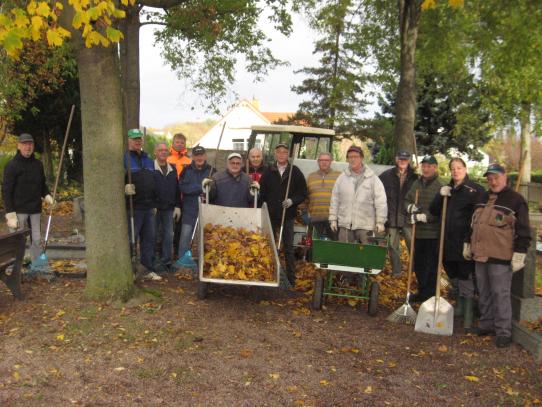 Beseitigung von enormen Laubmengen auf dem Friedhof