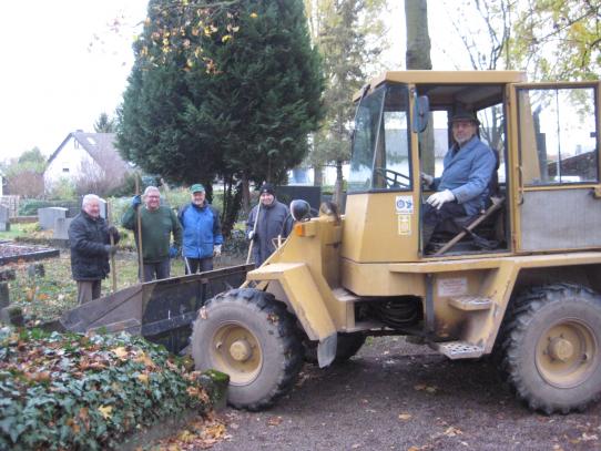 Radlader-Einsatz bei der Friedhofspflege