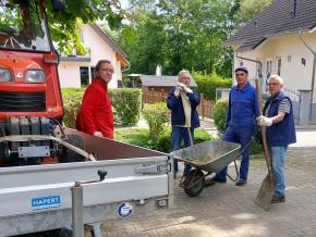 Freiwillige Helfe unterstützen Gemeindebediensteten