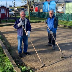 Ernst Ludwig Fromm und Werner Karn widmen sich der Pflege des Bouleplatzes 