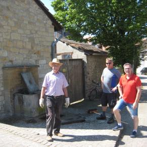 Volontäre beim Säubern des Brunnens