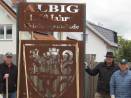 „Volontäre für Albig“  - Erinnerung an „1250 Jahre Albig“   Jubiläumstafel am neuem Standort aufgestellt