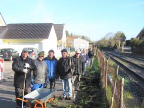 Entfernung des Wildwuches am Zaun der Bahnlinie soll den Abfluss des Regenwassers verbessern