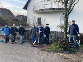 Volontäre kümmern sich um die Pflanzinseln „Am Alten Brunnen“