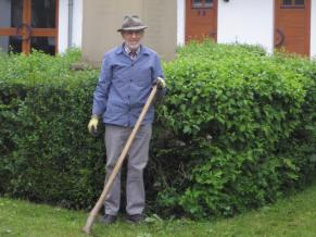 Wildwuchs auf dem Kirchhof wird beseitigt 