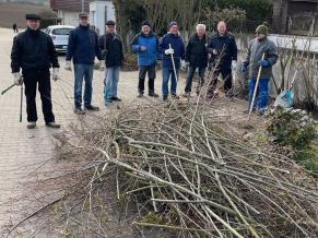 Volontäre kümmern sich um die Pflanzinseln „Am Alten Brunnen“
