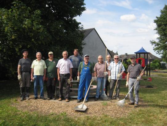 Volontäre beim Einsatz auf dem Spielplatz