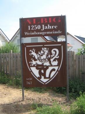 Fertige Cortenstahl-Tafel mit dem Ortswappen