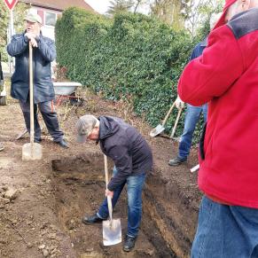 Volontäre heben Fundamentgrube Cortenstahltafel „Weinbergsturm auf dem Fels“ in der Bahnhofstraße aus