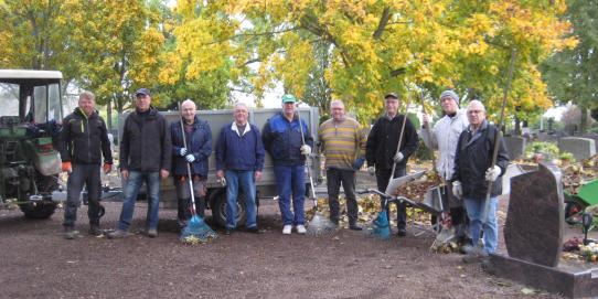 Volontäre pflegen den Albiger Friedhof