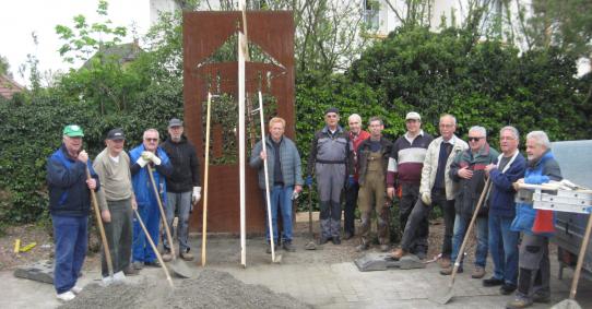 Volontäre vor der neuen Cortenstahltafel