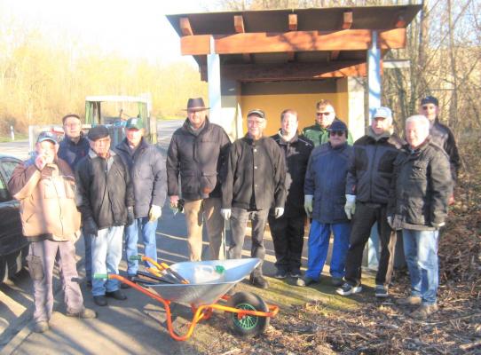 Volontäre vor dem Fahrgastunterstand an der Pariser Chaussee