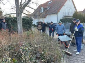 Volontäre kümmern sich um die Pflanzinseln „Am Alten Brunnen“