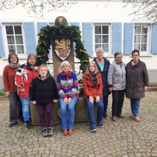 Die Osterbrunnengestalterinnen des Albiger Landfrauenvereins