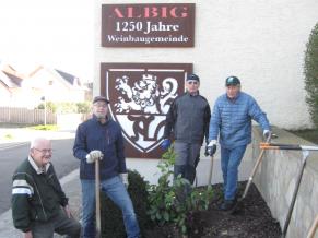 Abbau der Corten-Stahltafel „1250 Jahre Albig“ am Ortseingang wird vorbereitet