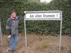 Volontär entfernt Fanaufkleber vom Hinweisschild