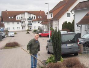 Volontär bei der Pflege der Grünflächen