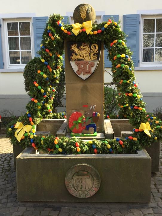 Der geschmückte Osterbrunnen