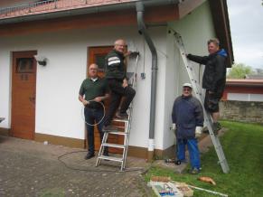 Die Volontäre installieren die neue Beleuchtung