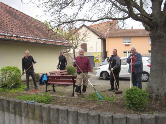 Volonäre beim Frühjahrsputz