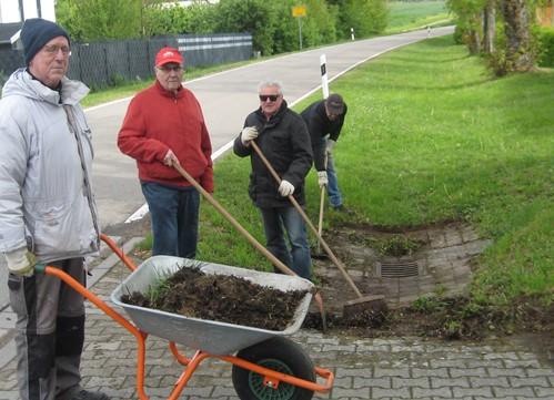 "Volontäre" säubern den Eingangsbereich des Sportareals