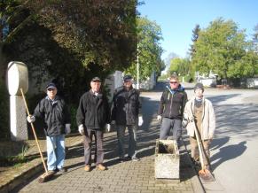 Volontäre leeren die Blumenkübel