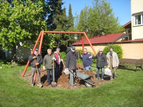 Volontäre bei der Spielplatzpflege