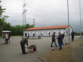 Volontäre bei den Arbeiten an der Turnhalle