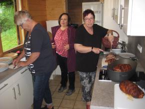 Ein leckeres und deftiges Frühstück wartet auf die fleißigen Volontäre