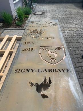 Das fertige Denkmal zum Aufbau bereit