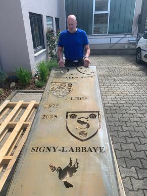 Das fertige Denkmal zum Aufbau bereit