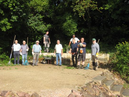Die Volontäre schneiden die Hecken