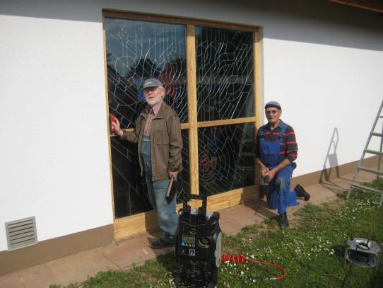 Die Volontäre sanieren die Glasfensterrahmen