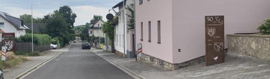 Denkmal zum Jubiläum der Gemeindepartnerschaft am westlichen Ortseingang