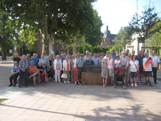 Die Albiger Reisegesellschaft wartet vor dem Modell des Doms auf die Führung