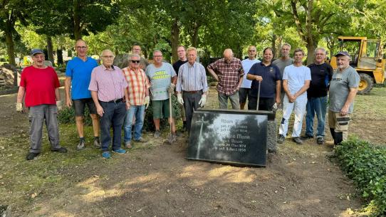 Volontäre bei der Nachbarschaftshilfe auf dem Friedhof
