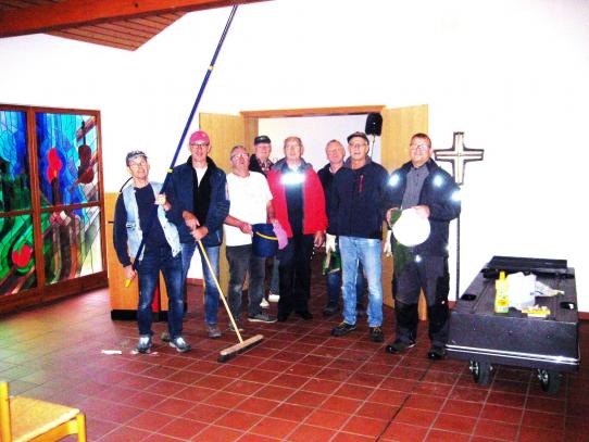 Die Volontäre arbeiten in der Aussgenungshalle