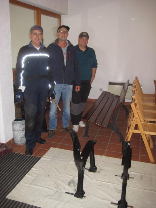 Volontäre sanieren Ruhebänke