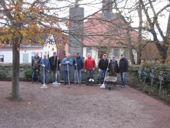 Volontäre entfernen Laub