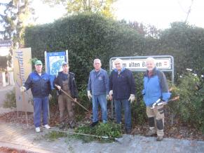 Volontäre beim Schneiden der Rosen