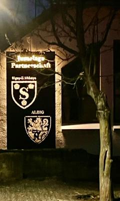 Cortenstahltafel „Partnerschaft-Jumelage Albig- Signy-L'Abbaye“ jetzt beleuchtet