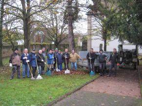 Volontäre beim Laubentfernen