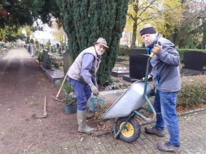Volontäre bei der Friedhofspflege